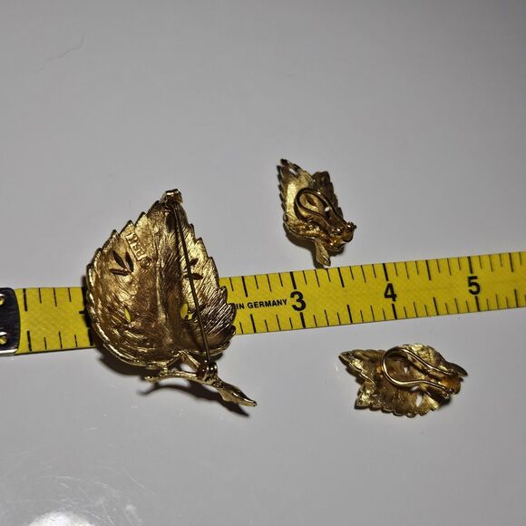 BSK Vintage Gold Plated Leaf Brooch & Clip-on Earring Set - Picture 6 of 15